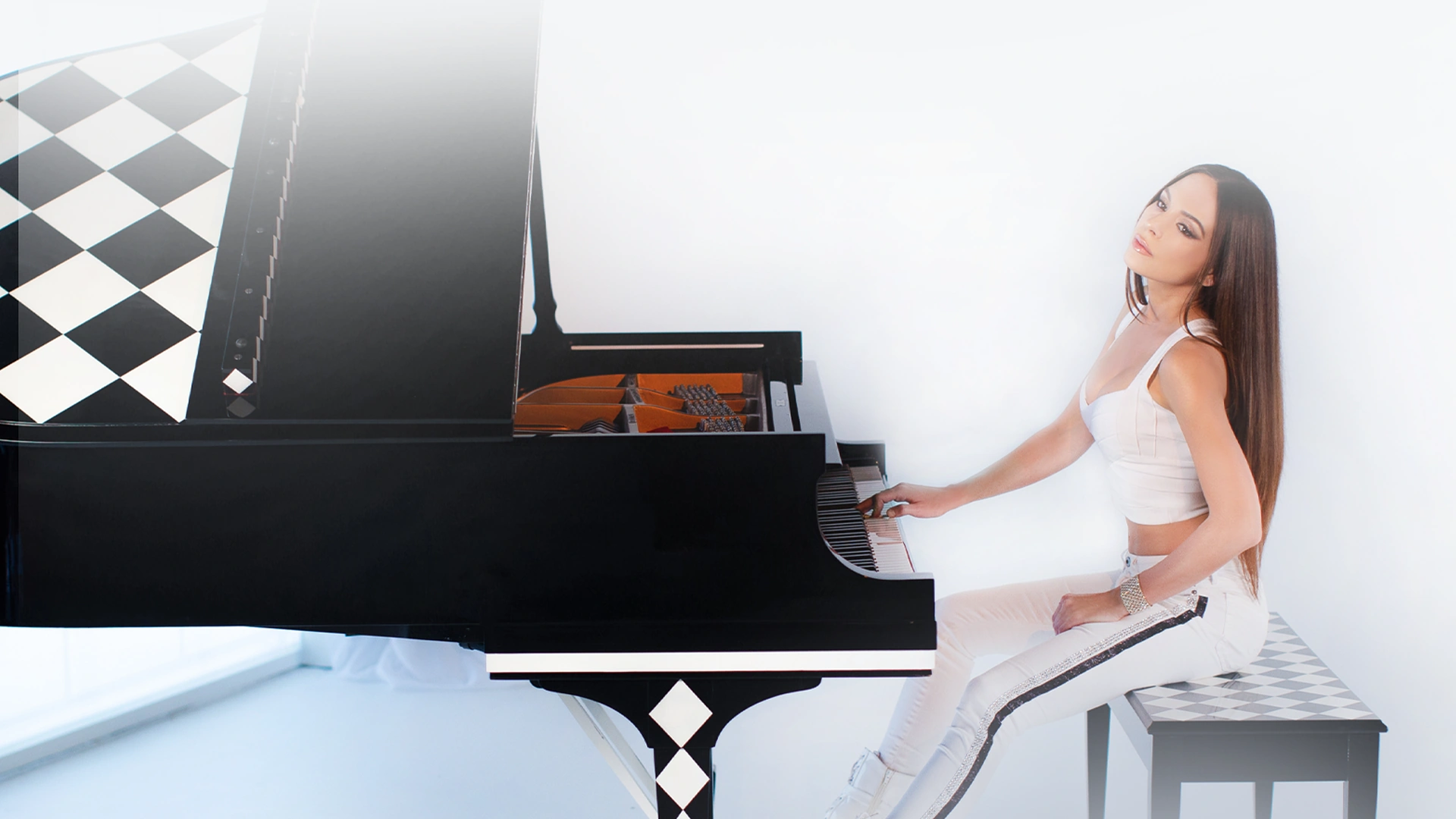 Лола Астанова